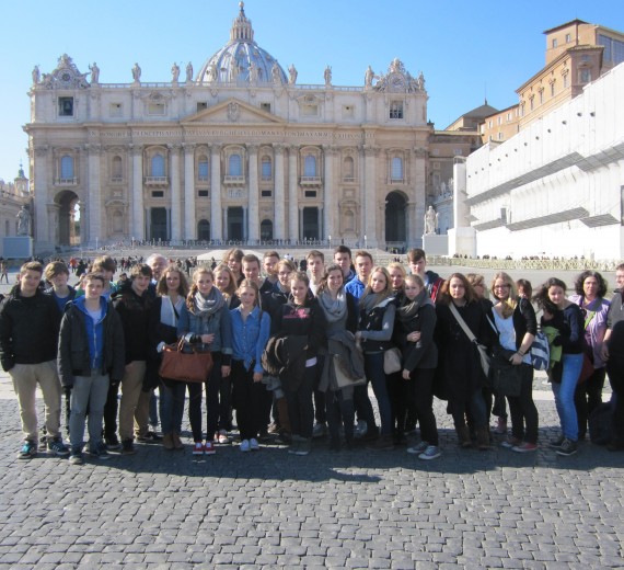 Schillergymnasium in Rom beim Papstrücktritt